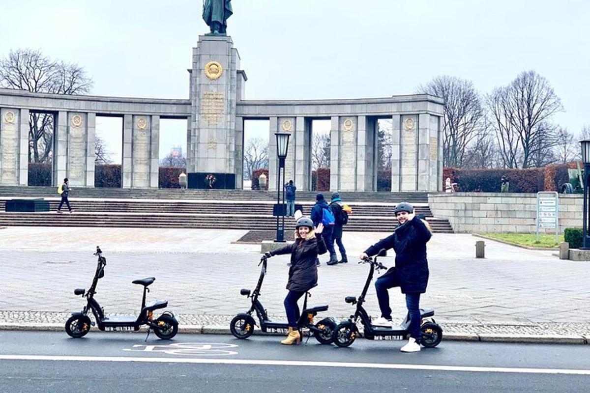egy csoport ember robogózik egy épület előtt