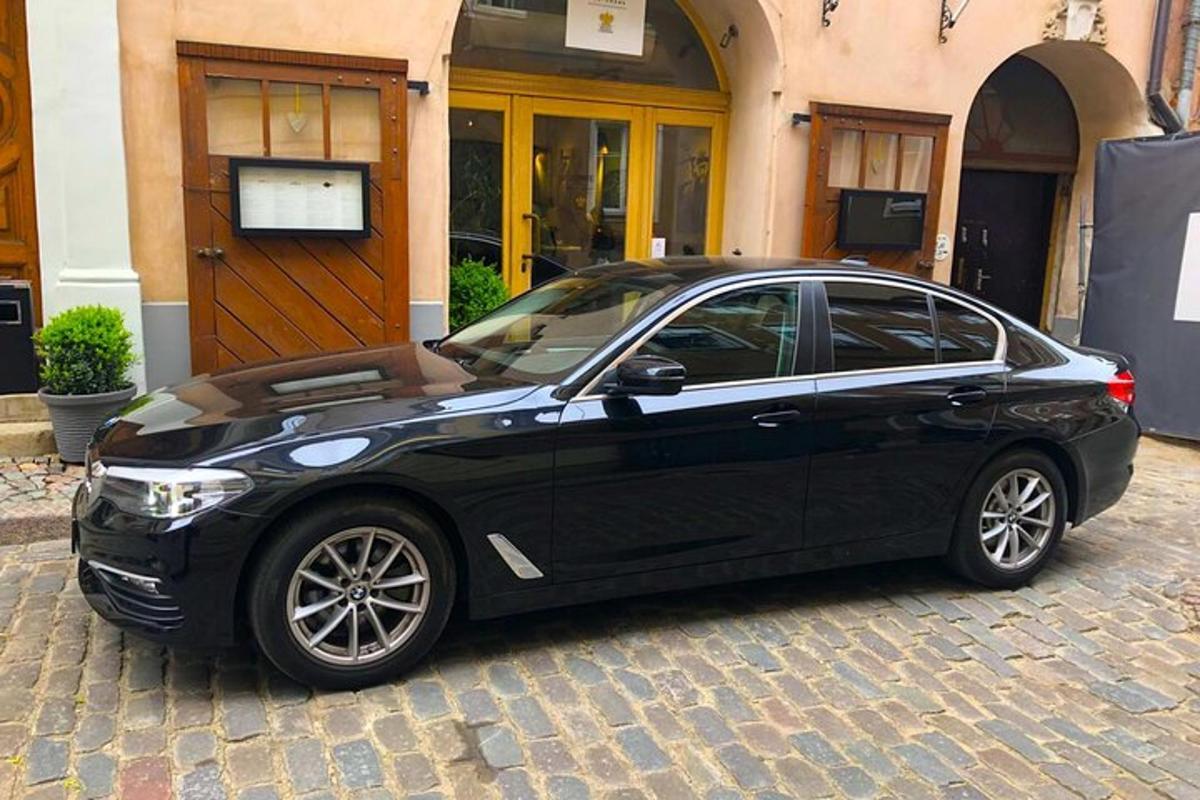 černé auto zaparkované před budovou