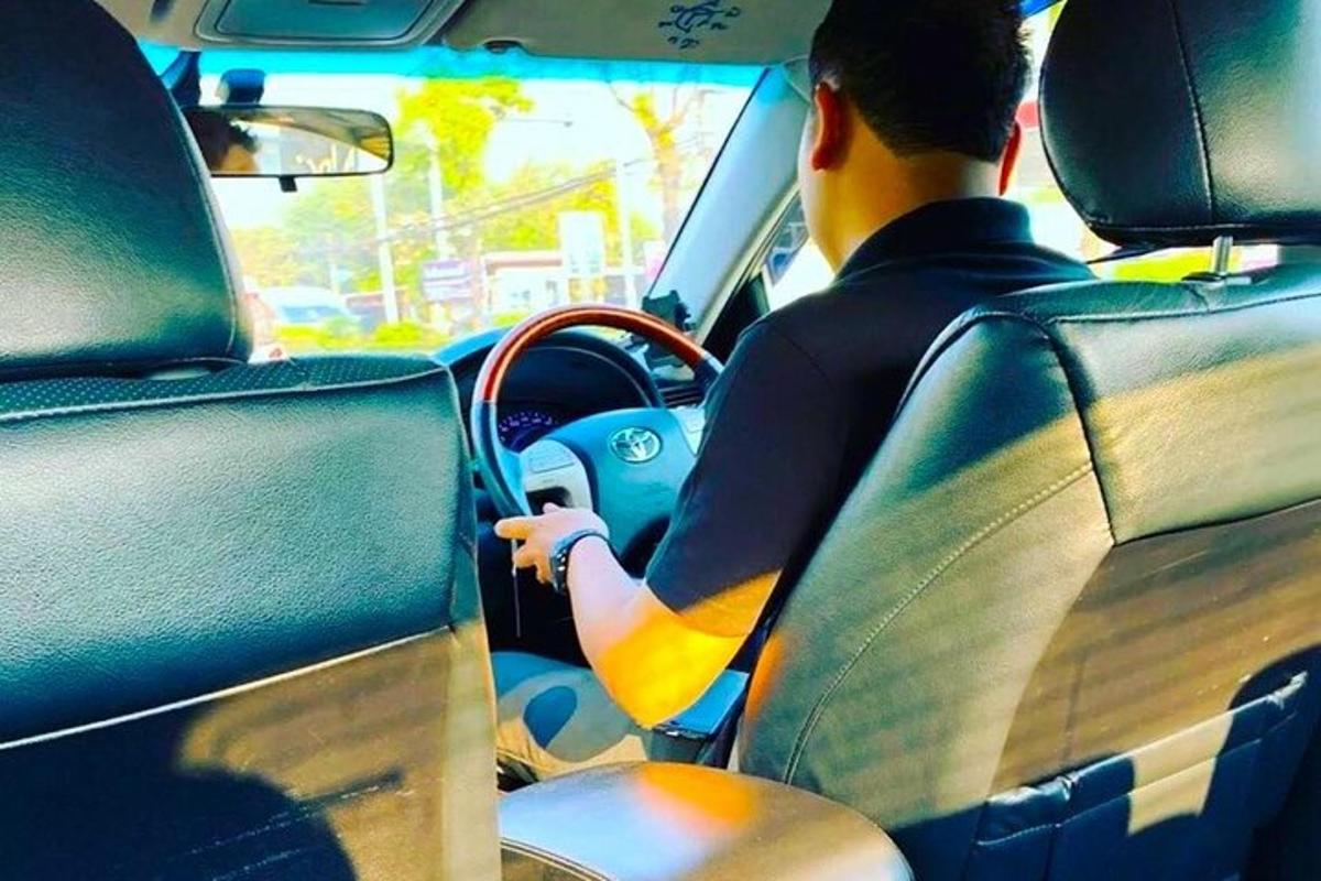 un uomo alla guida di un'auto sulla strada