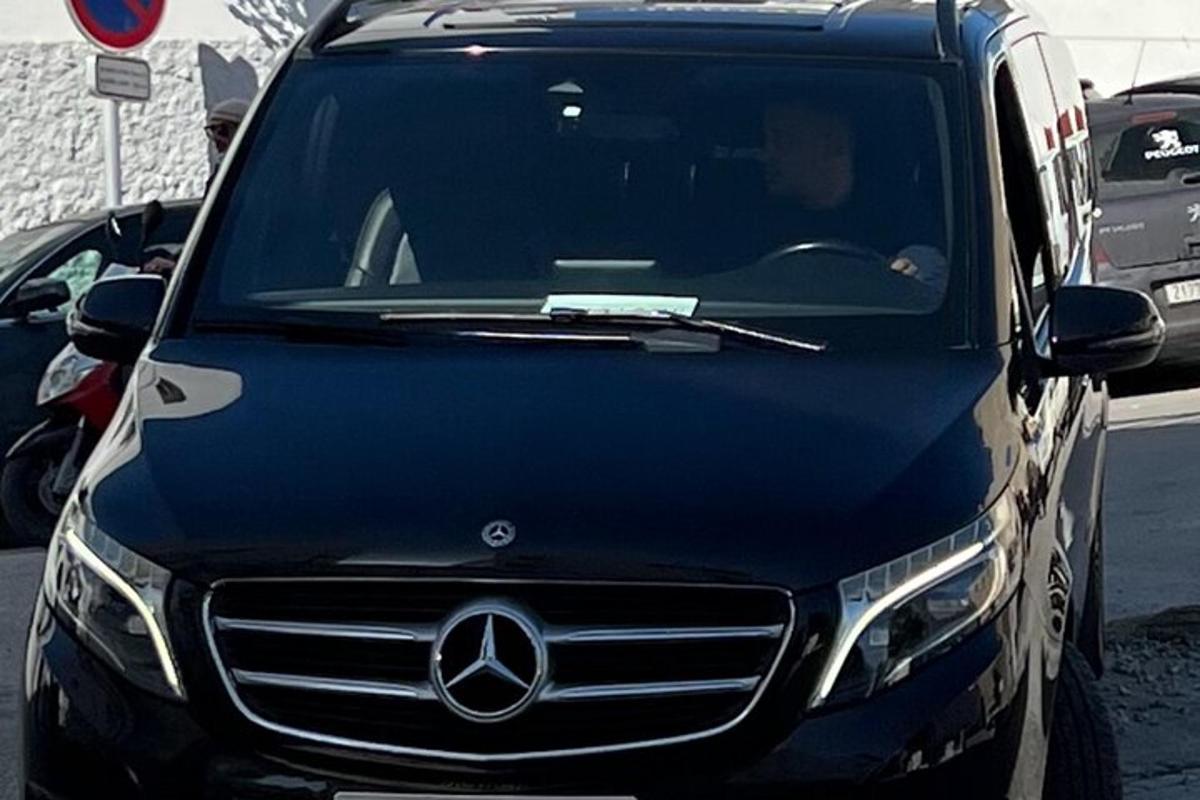 must Mercedes-Benzi auto pargitud parklasse