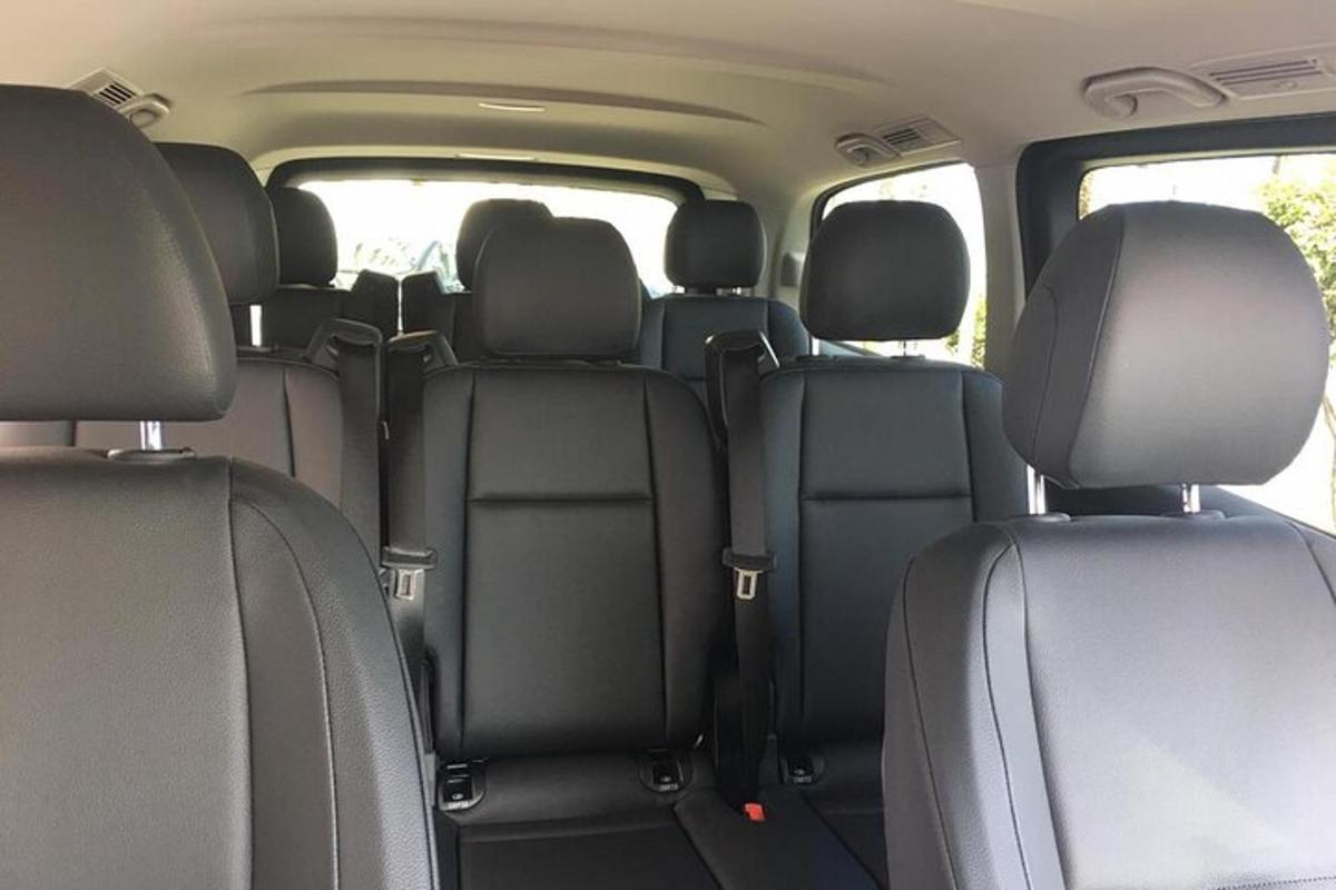 ein Blick auf die Rücksitze eines Autos
