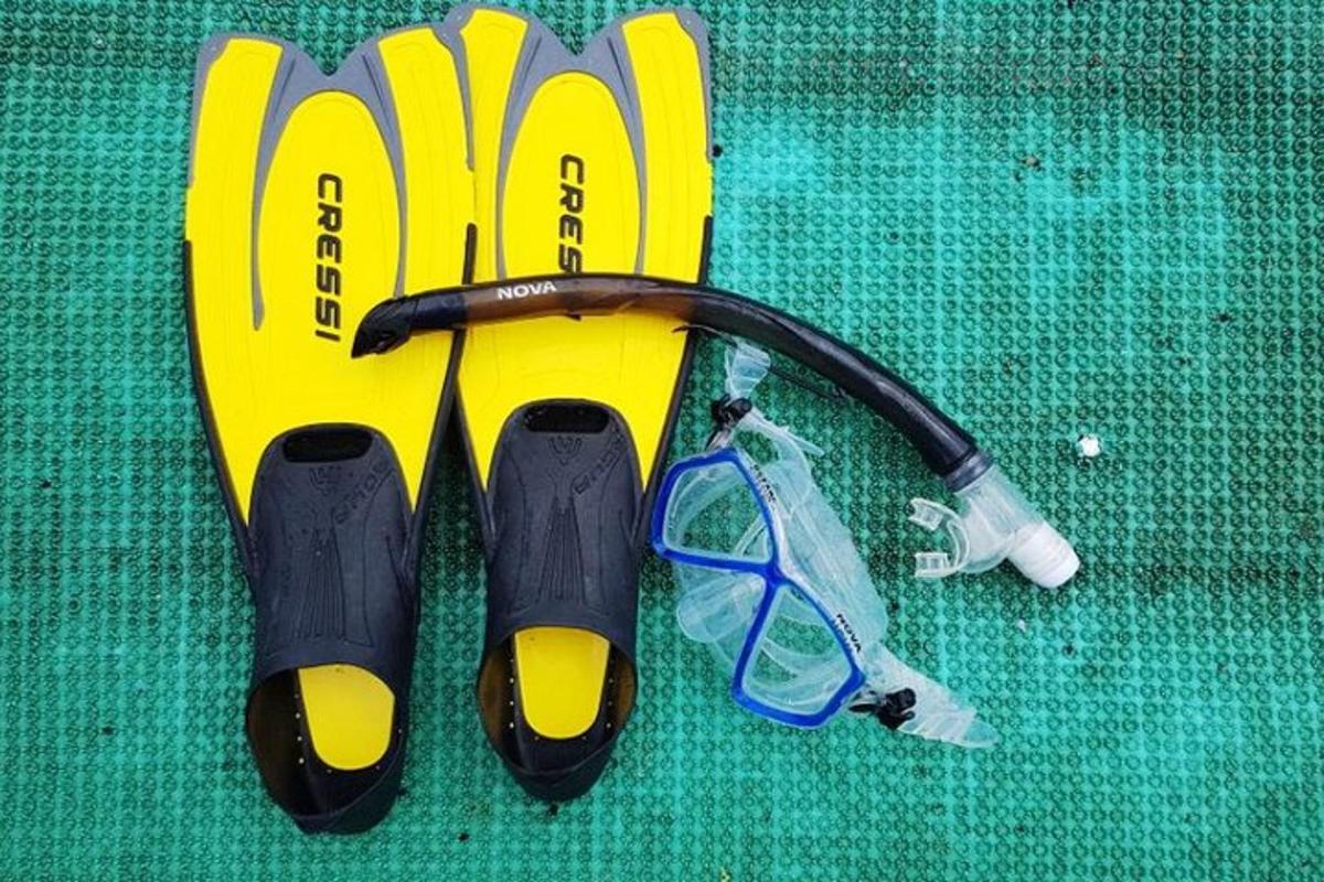 một cặp quần yếm màu vàng và một cái vòi