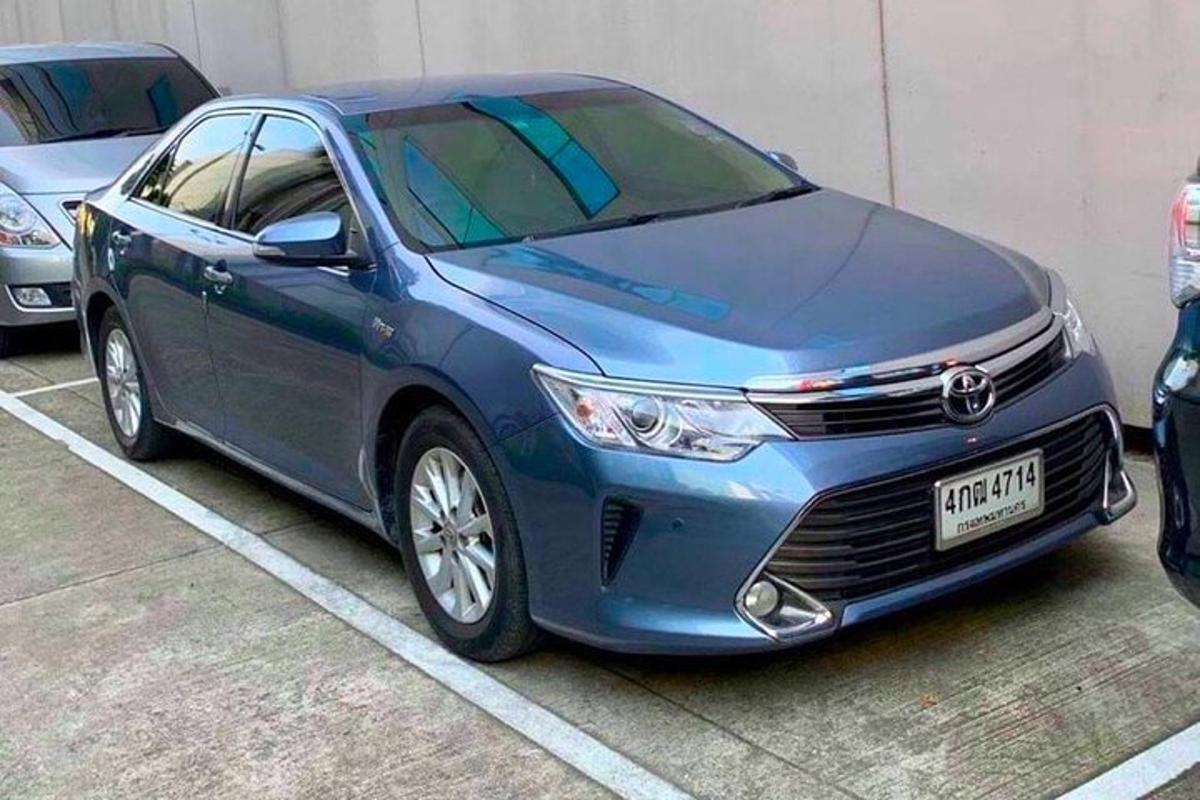 sebuah kereta berwarna biru diletakkan di tempat letak kereta