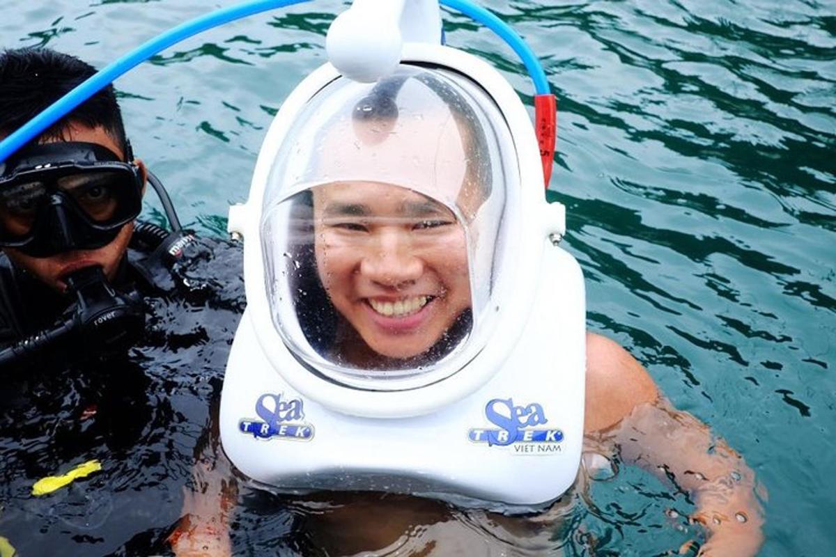 seorang lelaki di dalam air dengan jaket keselamatan