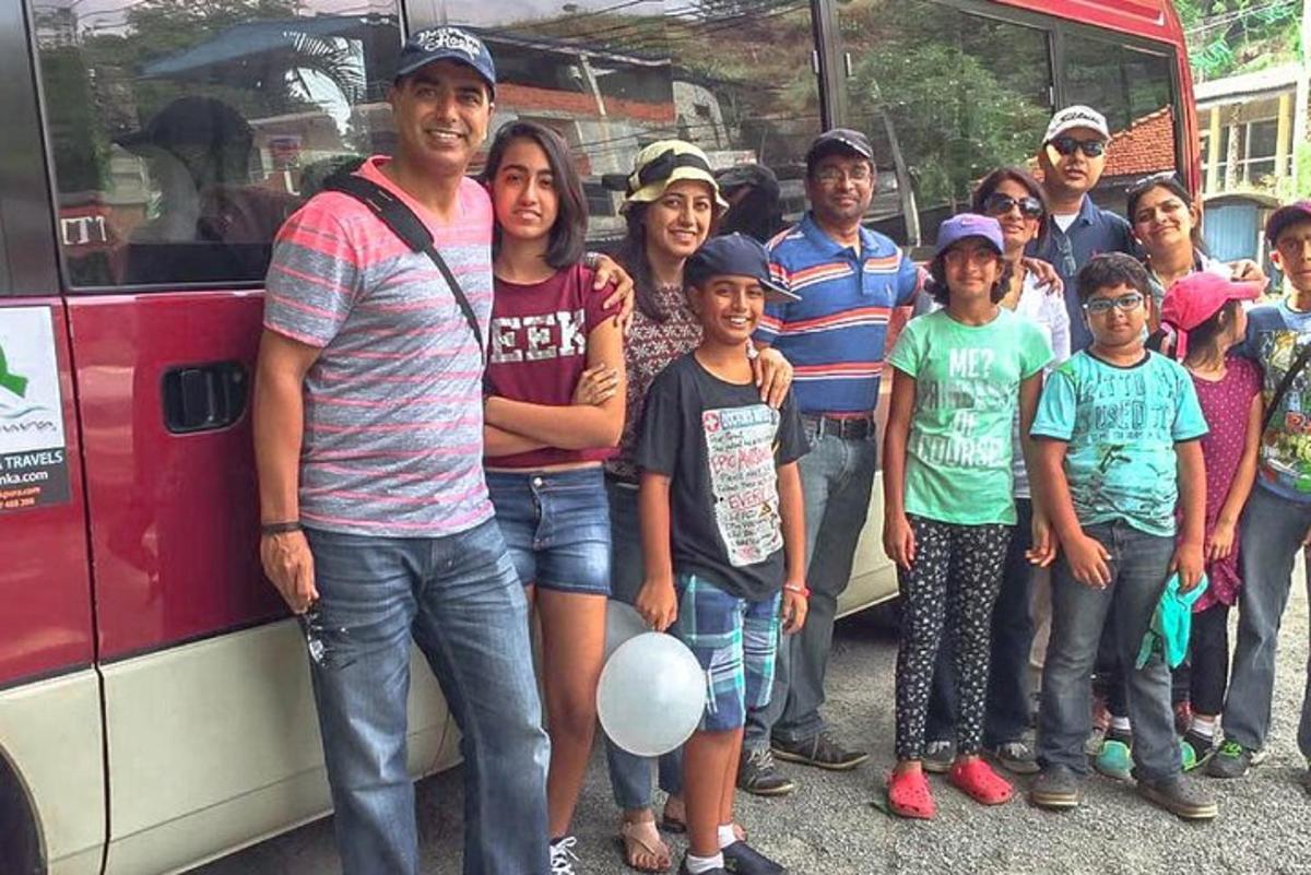 skupina lidí stojících před autobusem
