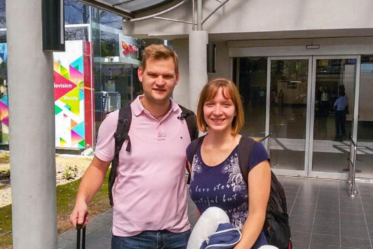 ein Mann und eine Frau stehen vor einem Gebäude