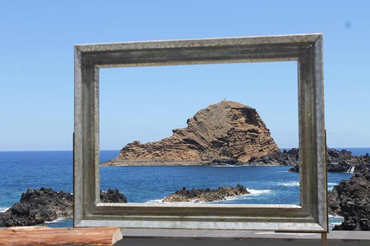 ein leeres Bild vom Meer und einer Felseninsel