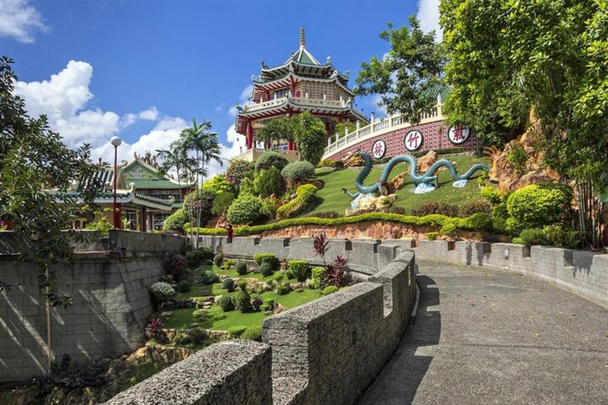 một khu vườn trước một tòa nhà lớn