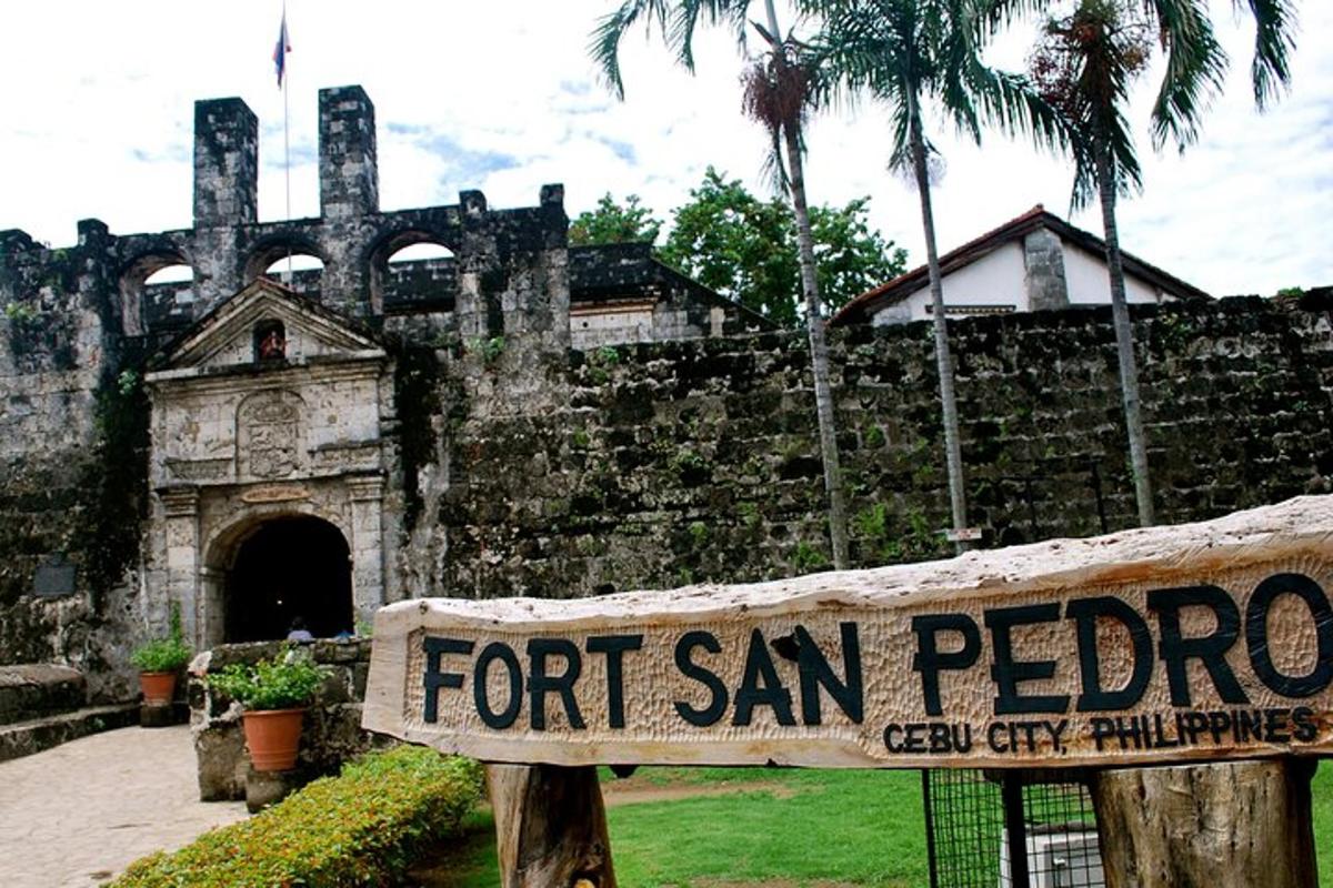 một biển báo có ghi Fort San Pedro ở phía trước một tòa nhà