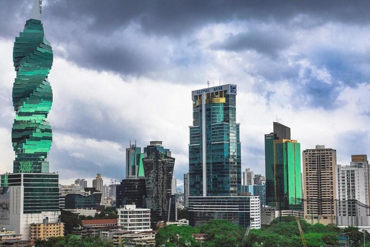 panorama města s vysokými budovami za zamračeného dne