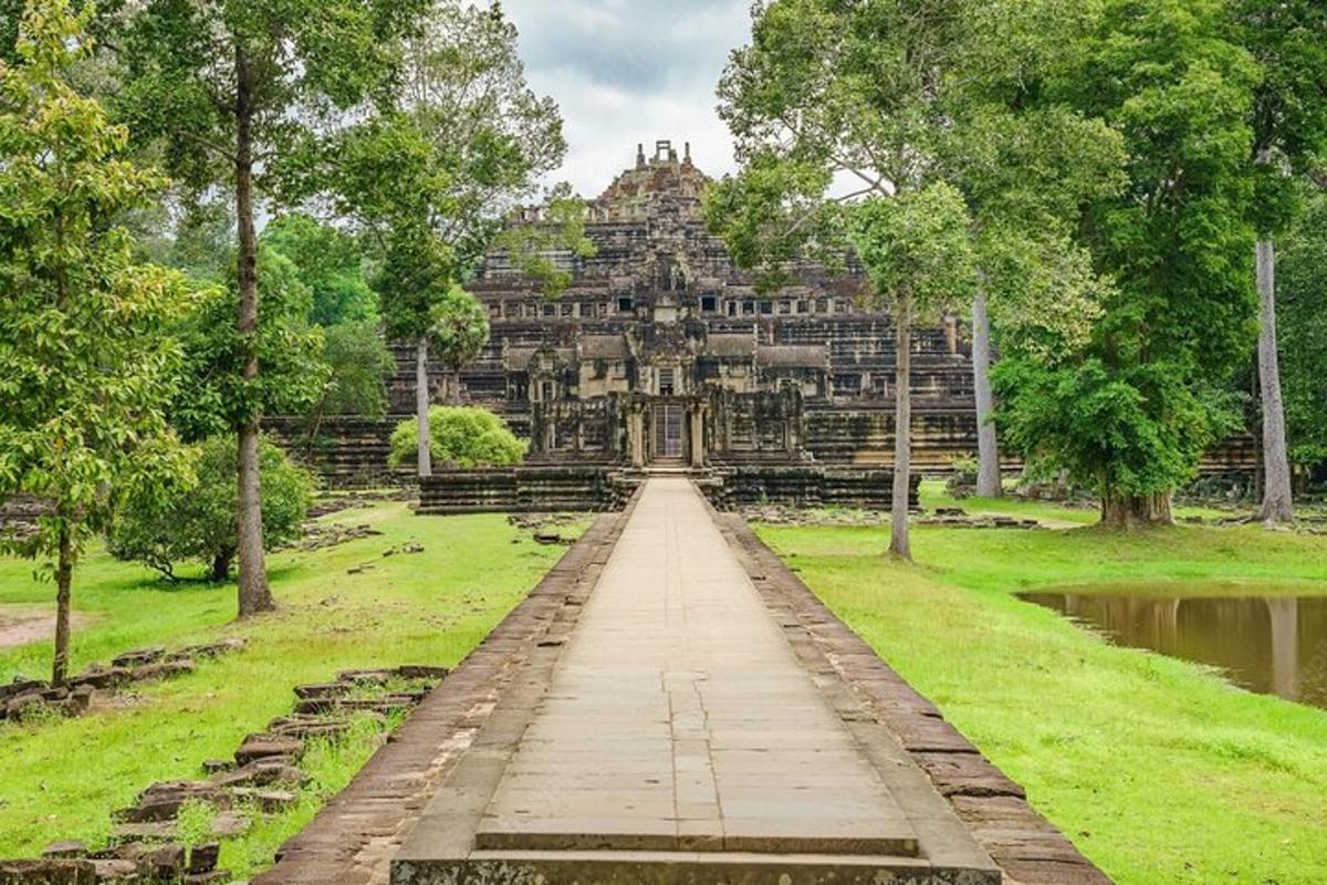ein Blick auf einen Tempel in einem Park