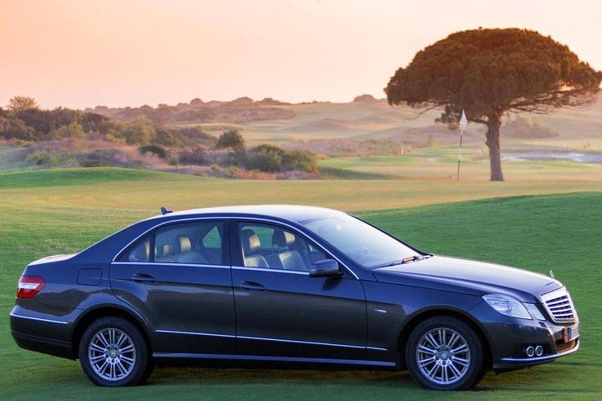 golfiväljakule pargitud sinine auto