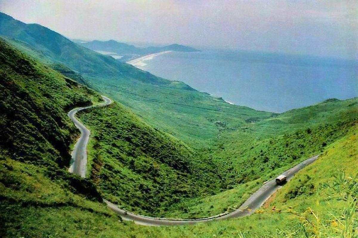 isang paliku-likong kalsada sa gilid ng bundok