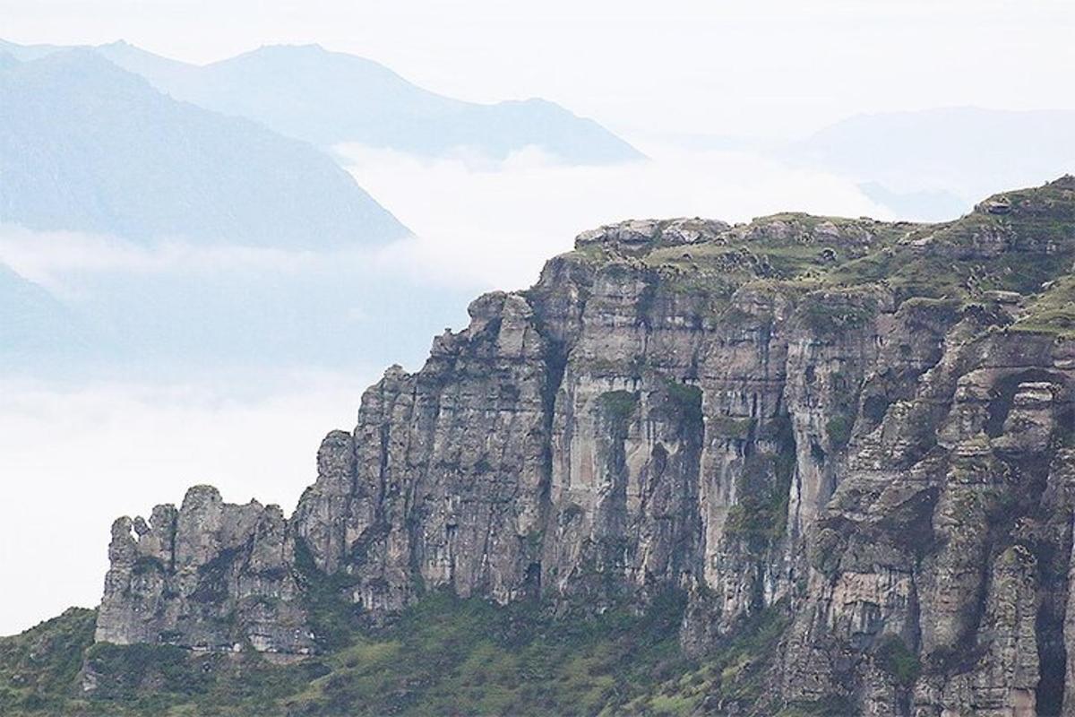 una grande montagna nel cielo con le nuvole
