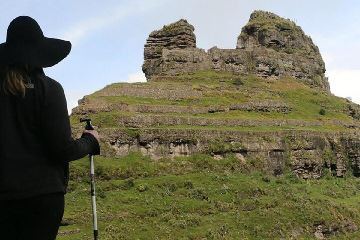 una persona in piedi di fronte a una formazione rocciosa