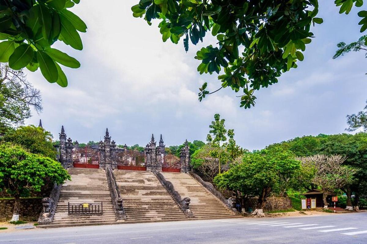 một bộ cầu thang ở phía trước một tòa nhà