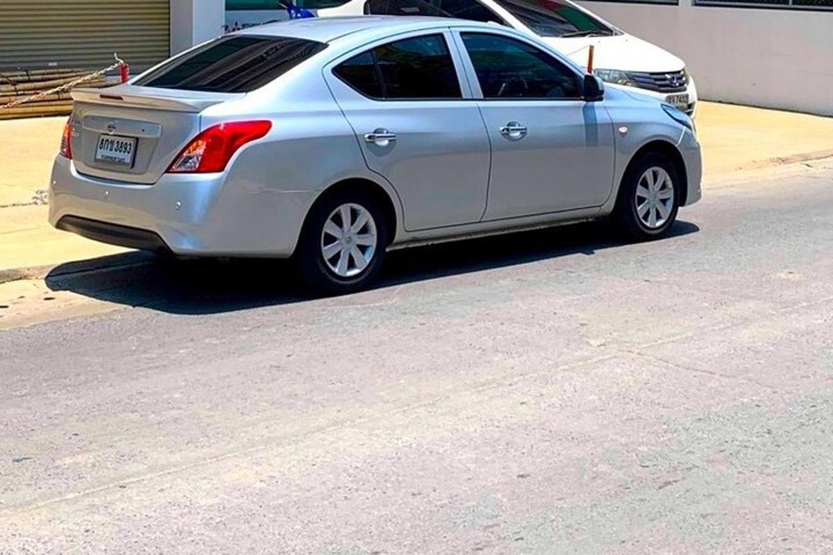 gatvės pakraštyje pastatytas sidabrinis automobilis