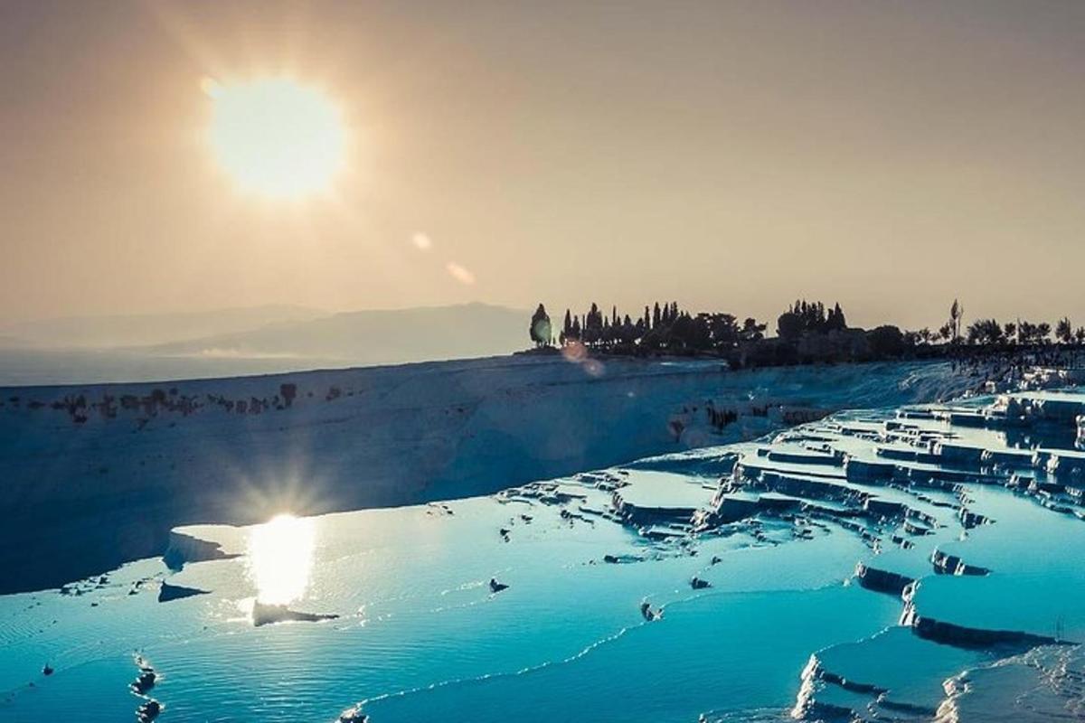un campo coperto di neve con il sole nel cielo