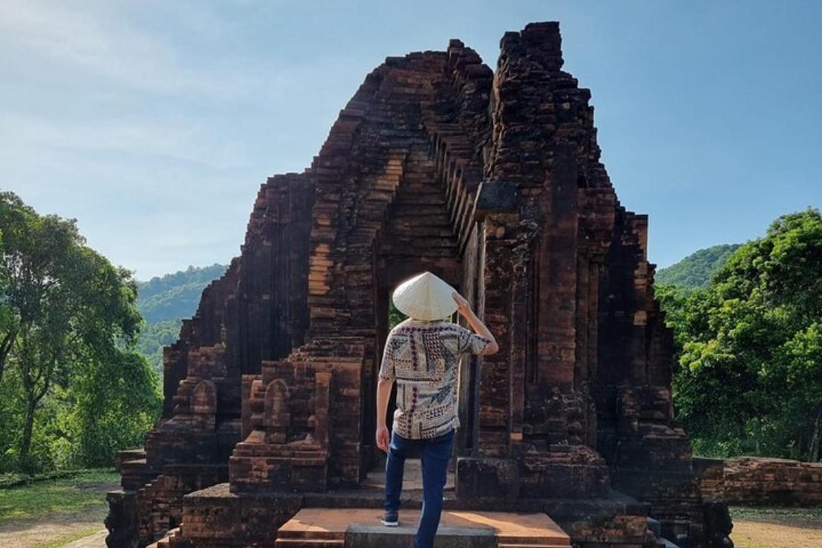 una persona con sombrero parada en un templo