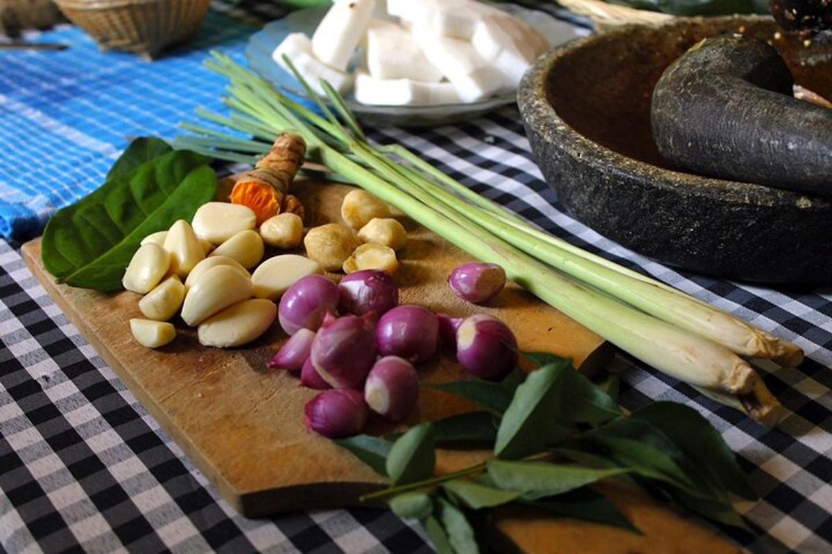 un bouquet de légumes sur une planche à découper sur une table