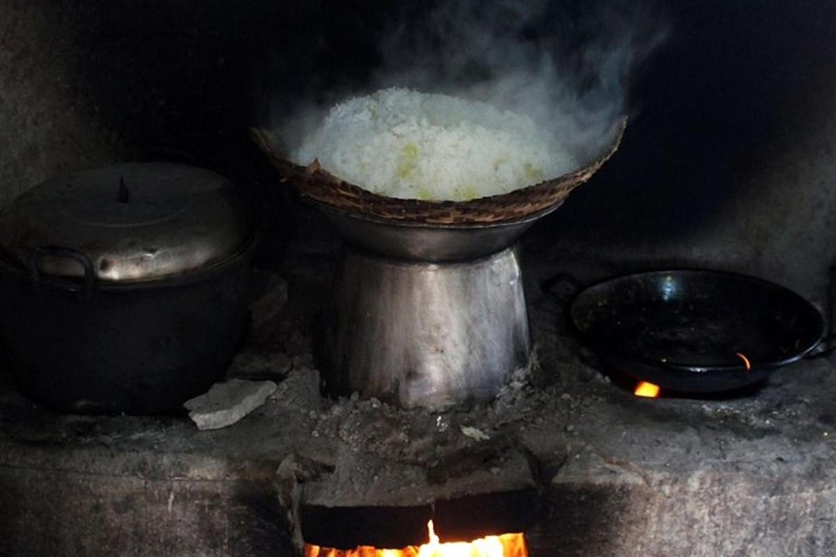 una olla d'arròs i una paella a la cuina