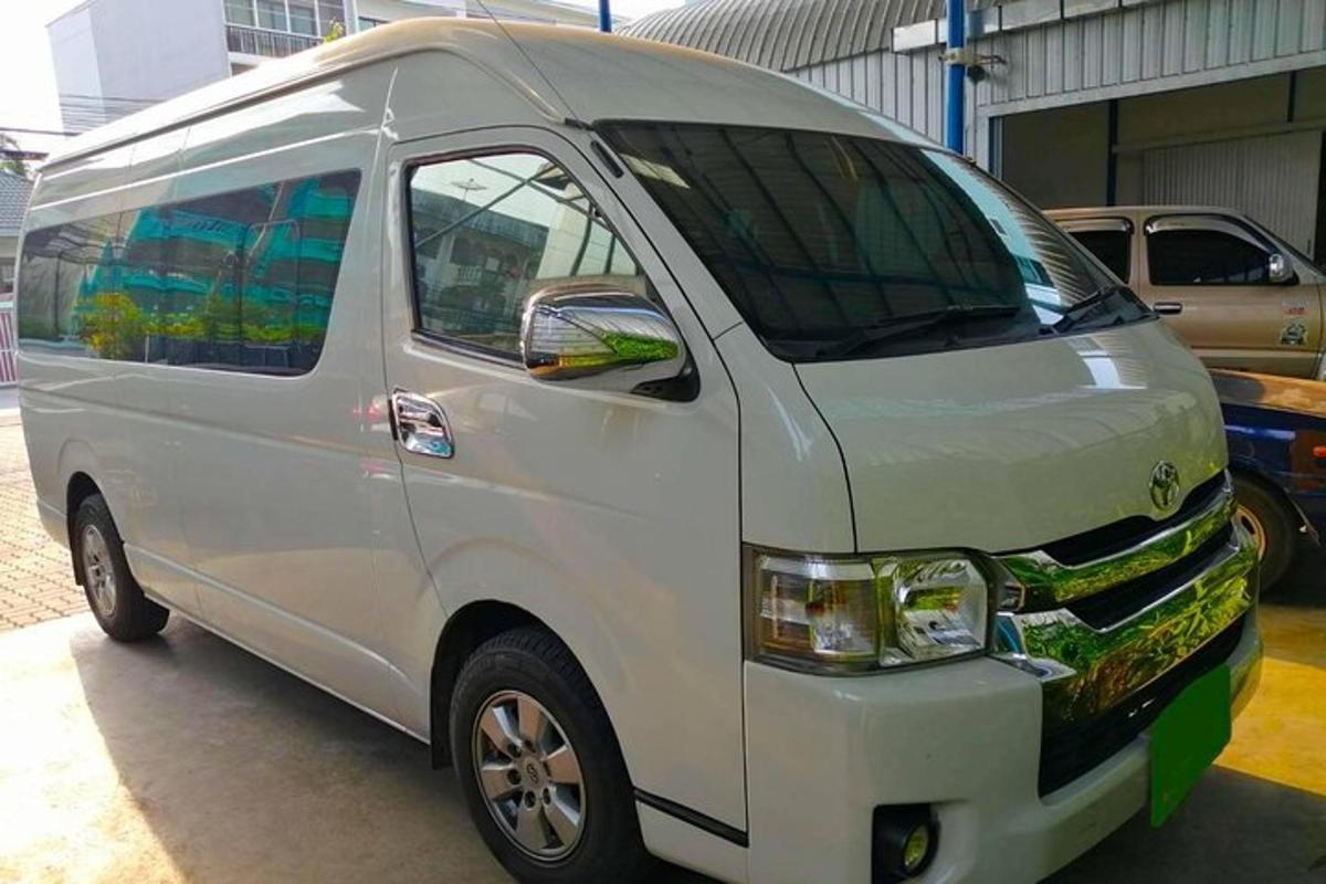 sebuah van putih diletakkan di sebuah garaj