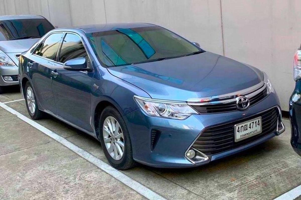 Un coche azul estacionado en un estacionamiento