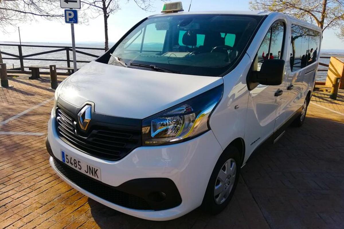 bijeli kombi parkiran pored mola