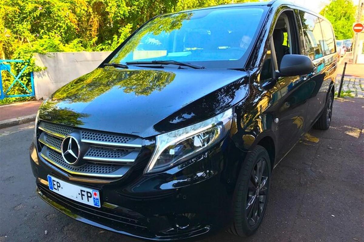 Černá dodávka Mercedes Benz zaparkovaná na parkovišti