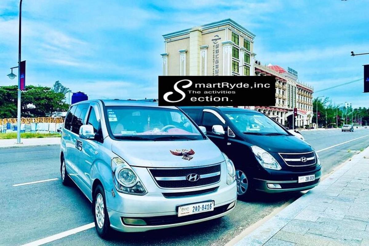dva avtomobila parkirana ob strani ulice