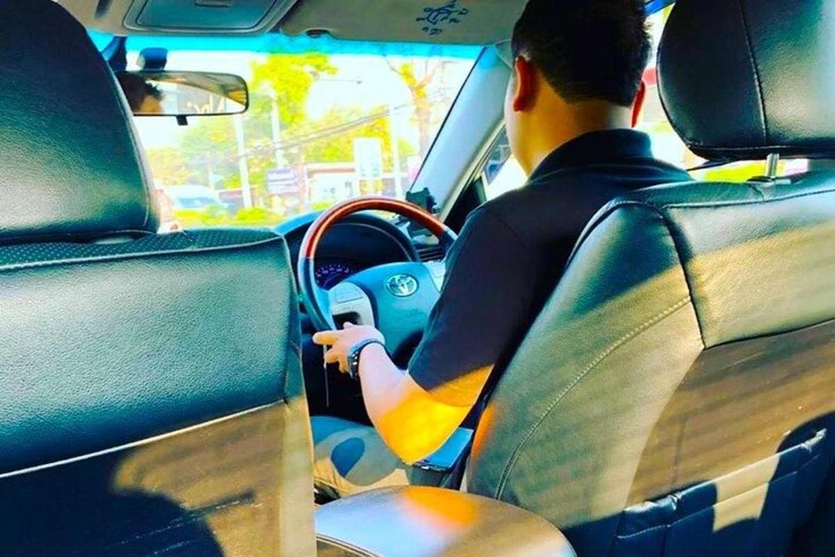 muž sedící v autě a řídící