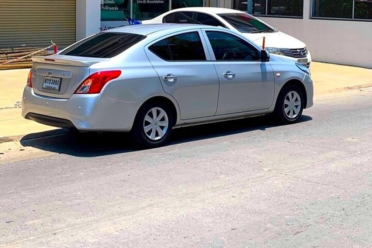 stříbrné auto zaparkované na kraji ulice