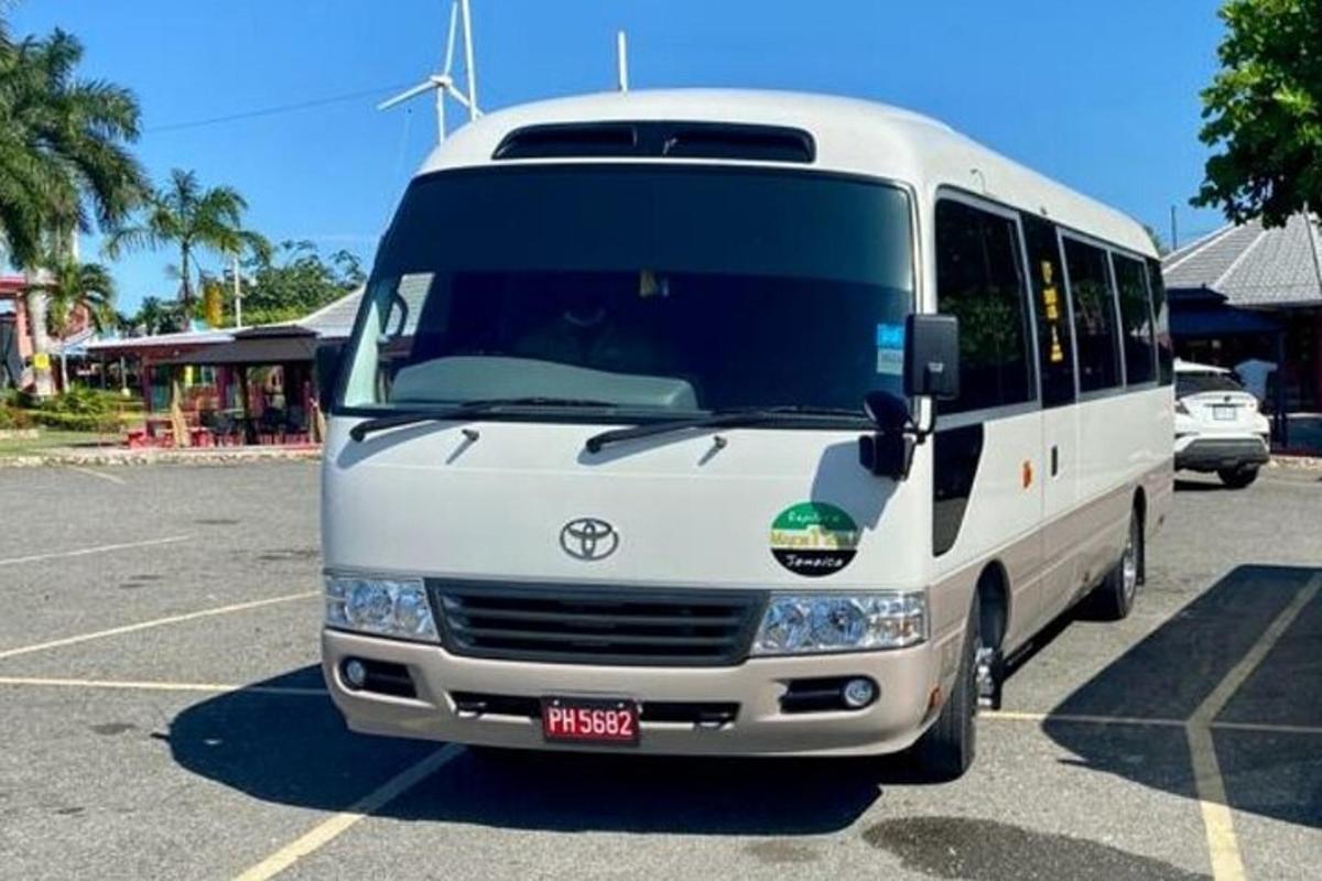 um ônibus branco estacionado em um estacionamento