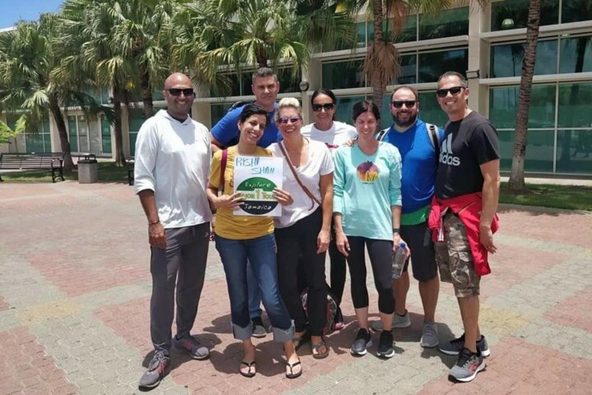 un gruppo di persone in posa per una foto con una torta