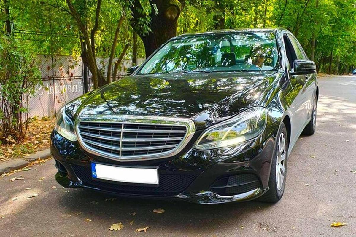 černé auto zaparkované na kraji silnice