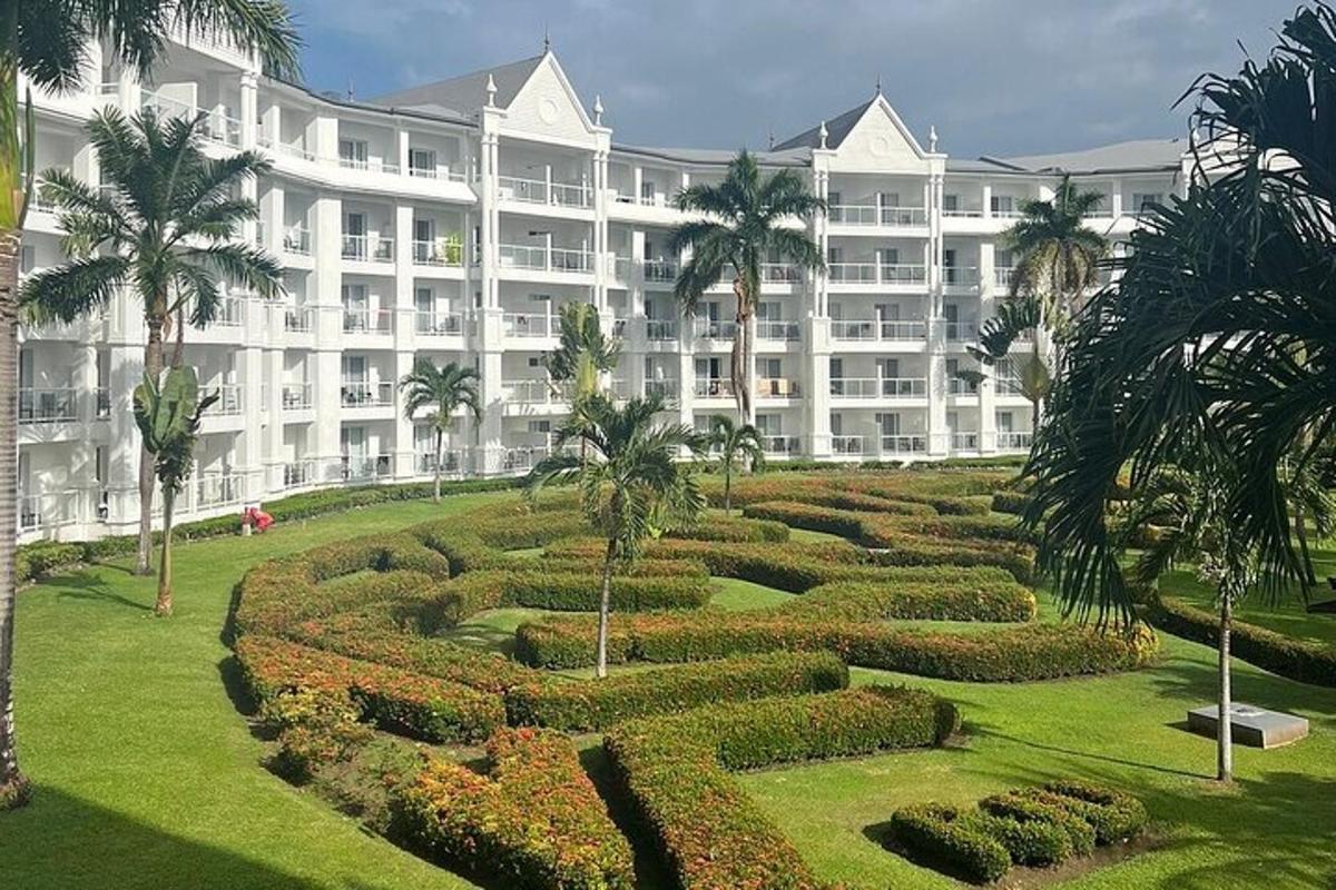 un gran edifici amb un jardí al davant
