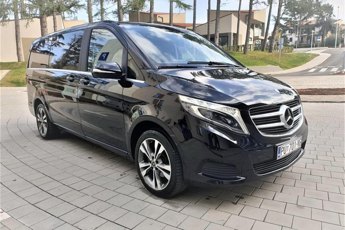černé auto je zaparkované na chodníku