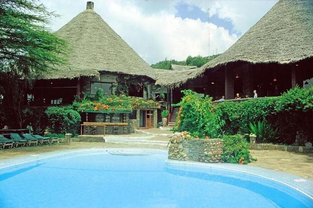 resort s bazénem před budovou