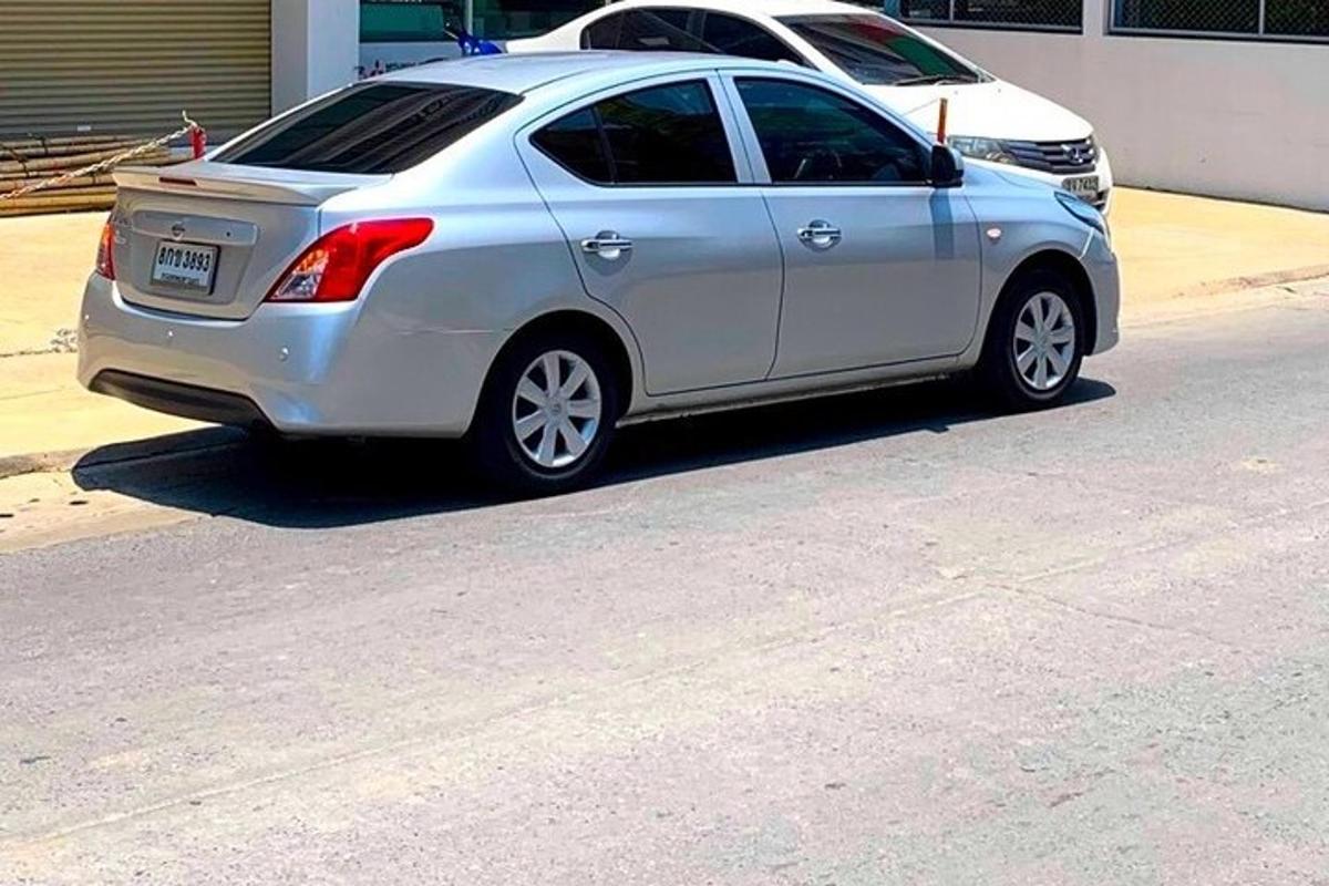 stříbrné auto zaparkované na kraji ulice