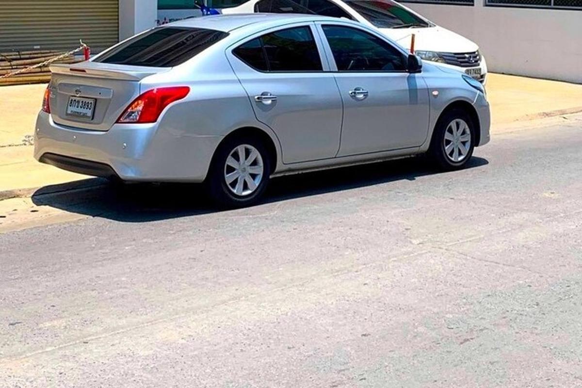 stříbrné auto zaparkované na kraji ulice