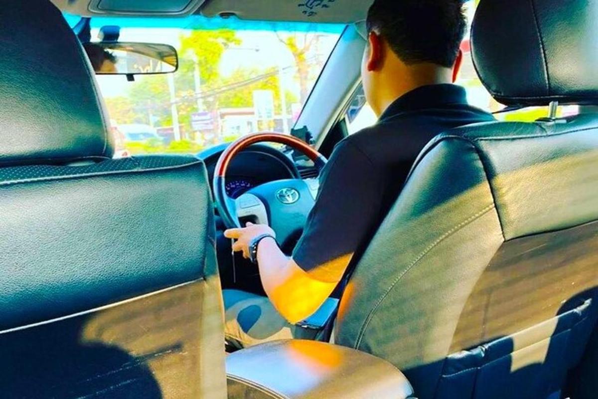 чоловік сидить в машині під час керування автомобілем