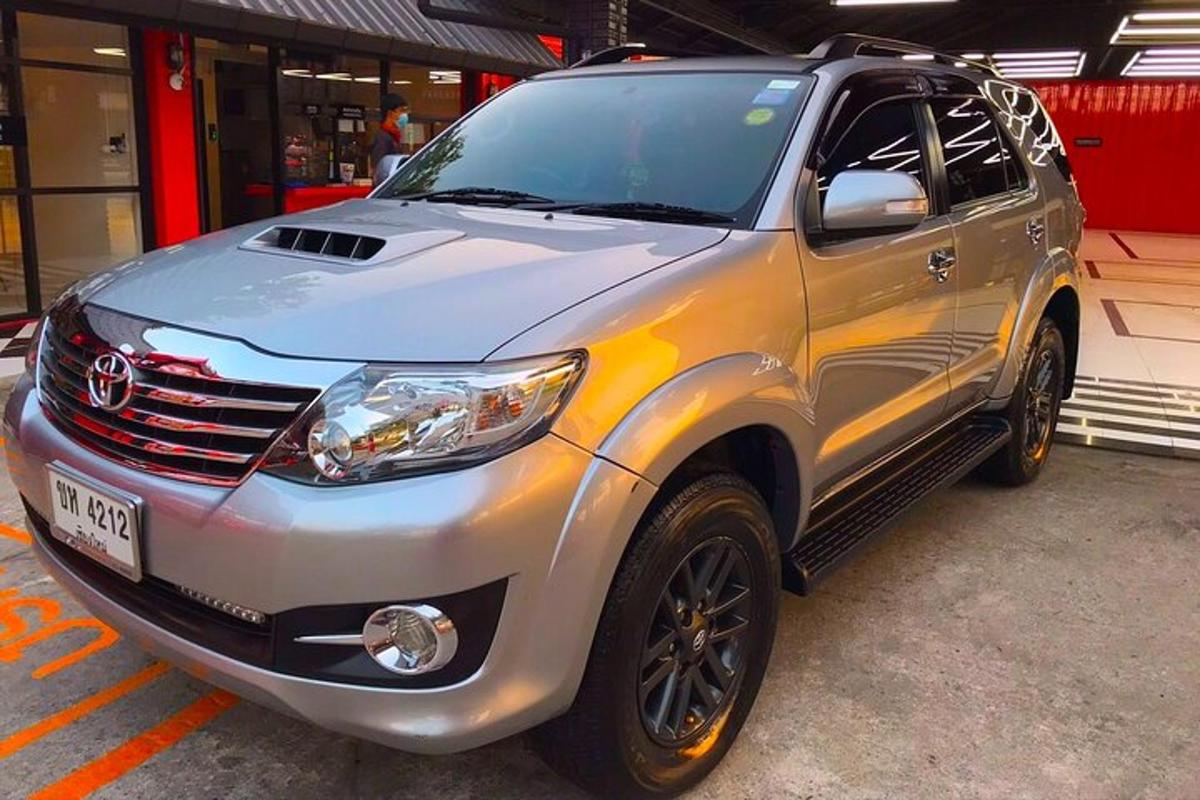 stříbrné SUV zaparkované na parkovišti