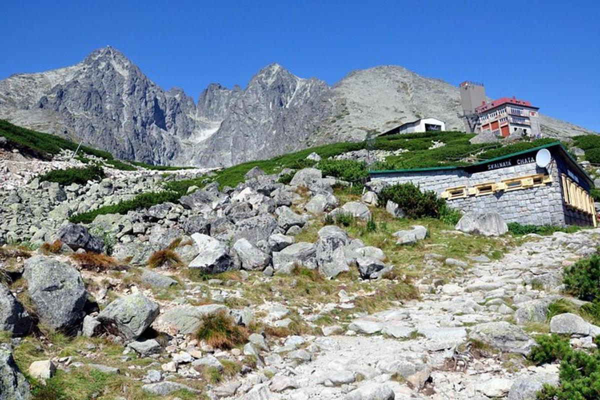 sebuah bangunan di sisi gunung berbatu