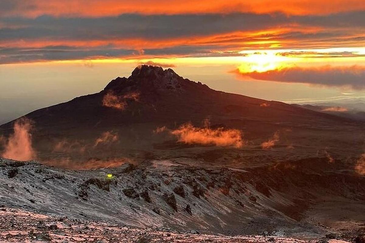 pogled na goro s sončnim zahodom za njo