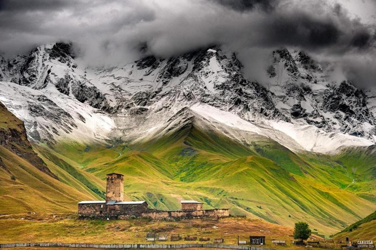 un vecchio edificio di fronte a una montagna innevata