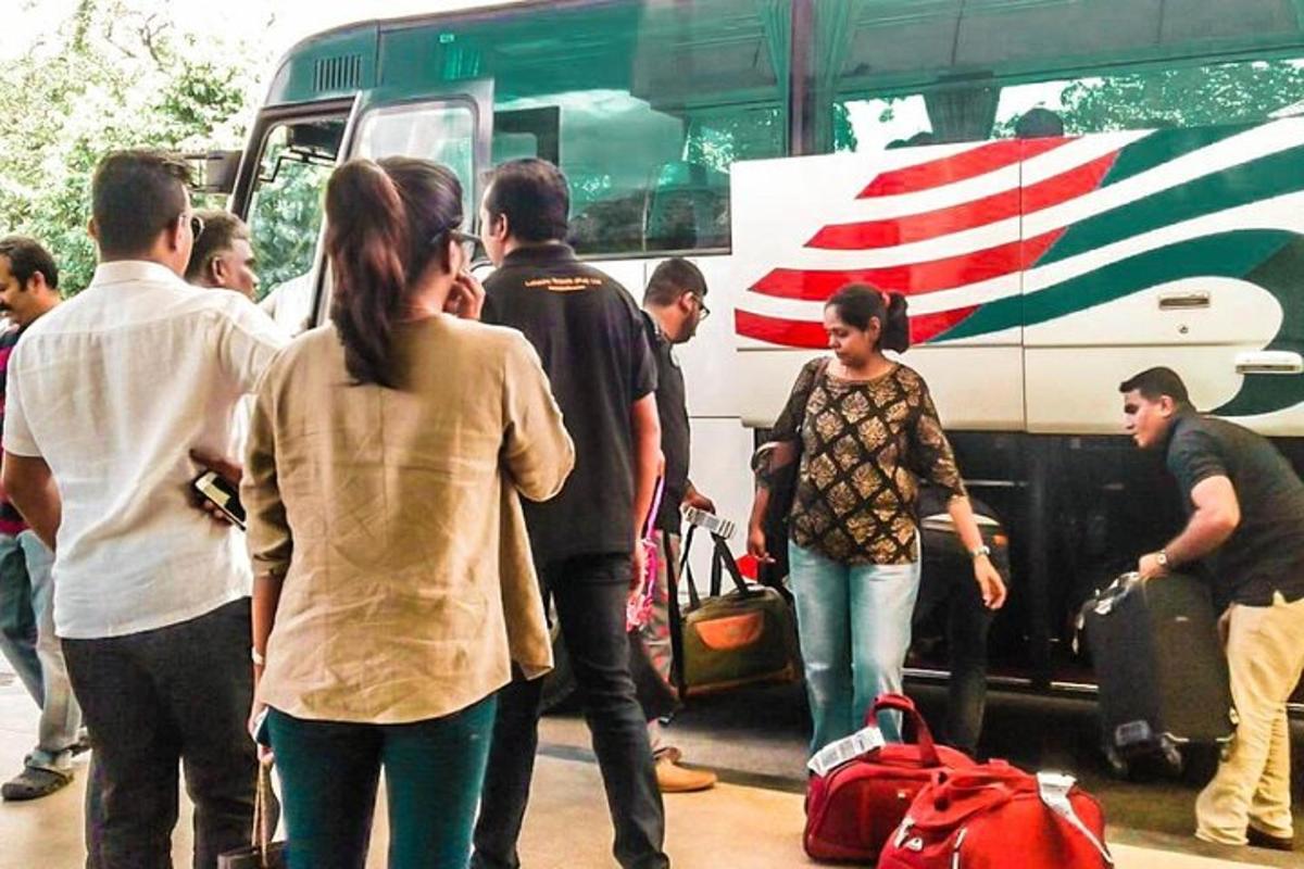 một nhóm người đứng bên ngoài xe buýt