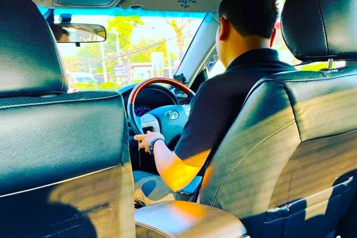 un uomo è seduto in macchina