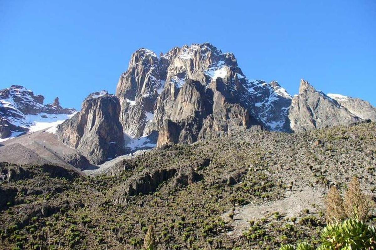 una montagna con la neve in cima