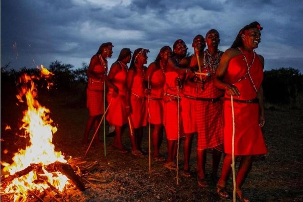 un grup de dones al voltant d'un foc