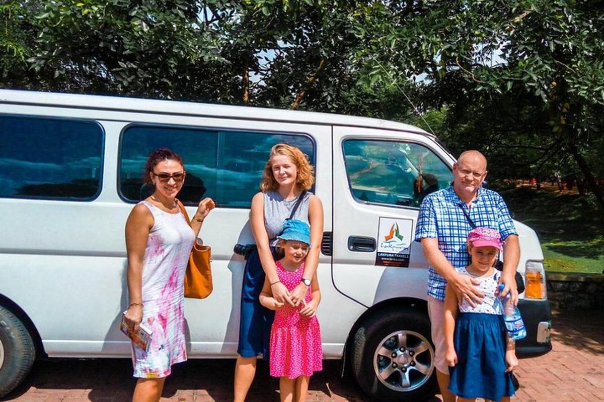 Un grupo de personas de pie delante de una camioneta
